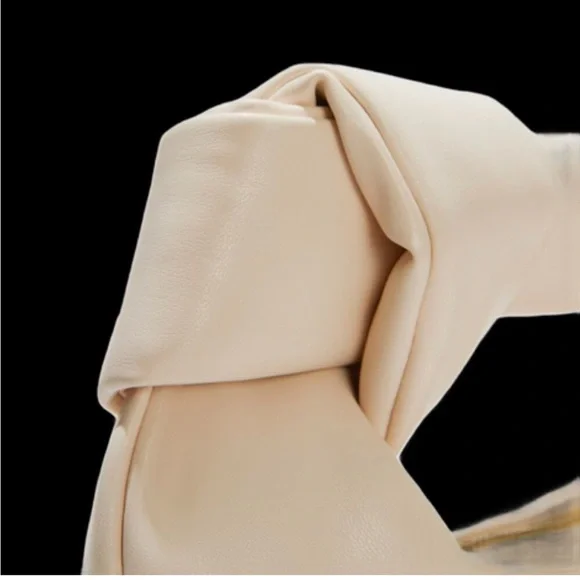 NWT MELIE BIANCO Alexandra Top Handle Bag in Cream - Picture 2 of 3